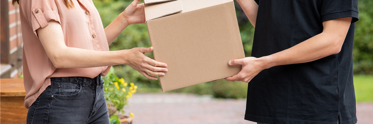 Lieferservice - Lieferant übergibt Paket
